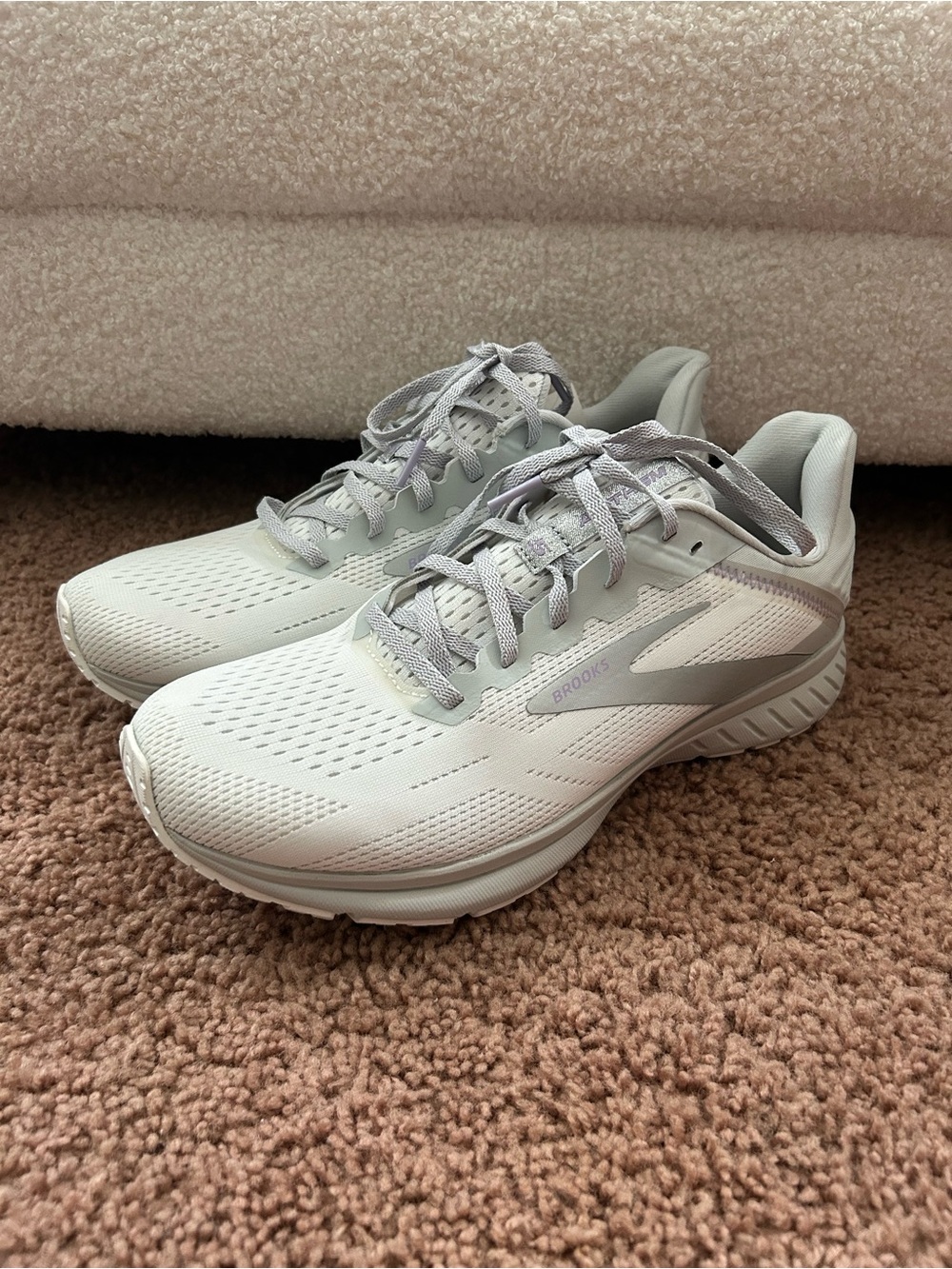 Brooks Women's Size 11 White and Light Gray Running Sneakers